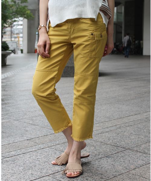AVIREX(アヴィレックス)の「avirex/ アヴィレックス/ MINI FRINGE SIDE ZIP CROPPED PANTS/ ミニ フリンジ サイドジップ クロップドパンツ(その他パンツ・レディース・マスタード/オリーブ・SMALL/MEDIUM)」の2枚目の写真