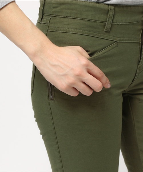AVIREX(アヴィレックス)の「avirex/ アヴィレックス/ MINI FRINGE SIDE ZIP CROPPED PANTS/ ミニ フリンジ サイドジップ クロップドパンツ(その他パンツ・レディース・マスタード/オリーブ・SMALL/MEDIUM)」の8枚目の写真