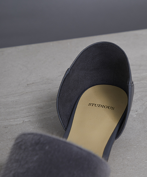 STUDIOUS（ステュディオス）の「【STUDIOUS】シフォンカーフブロッキングフラットシューズ（パンプス・レディース・グレー/ブラック・LARGE/MEDIUM/SMALL）」の3枚目の写真