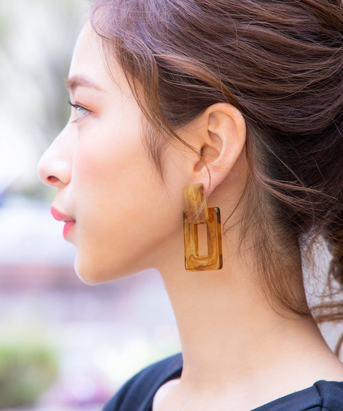 KOBE LETTUCE（コウベレタス）の「マーブルスクエアボリュームピアス（ピアス（両耳用）・レディース・アイボリー/ブラウン・FREE）」の2枚目の写真