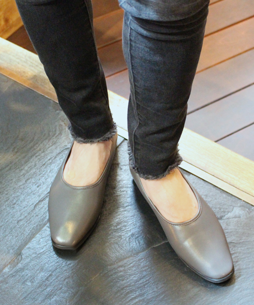 Fin（フィン）の「スクエアトゥ2WAＹローファー<バブーシュ>（ローファー・レディース・ブラック/ブラウン/グレー・22.5cm/23cm/23.5cm/24cm/24.5cm/25cm）」の3枚目の写真