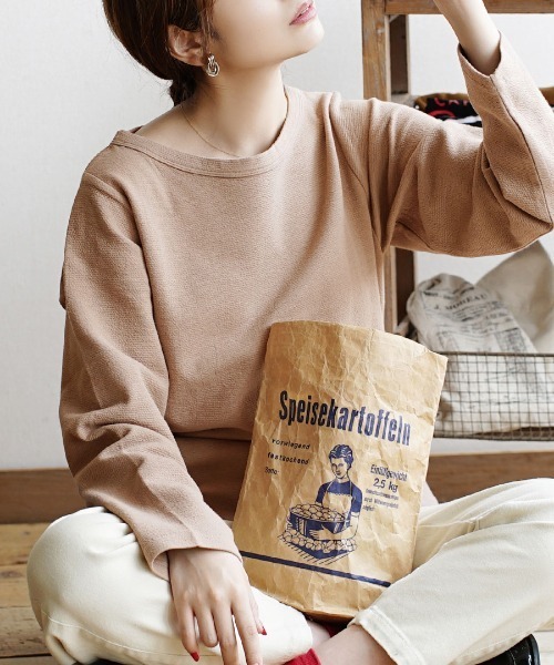 zootie（ズーティー）の「ふっくらカットソー スタンダード（Tシャツ/カットソー・レディース・ライトブルー/グリーン系その他/マスタード/オフホワイト/チャコール/ブラック/スモークピンク/グリーン/ベージュ/ホワイト/ライトグレー/ライム/モカ/ネイビー/オレンジ/ラベンダー/グレイッシュブルー/イエロー系その他/ブラウン系その他/ワインレッド・M/L）」の8枚目の写真
