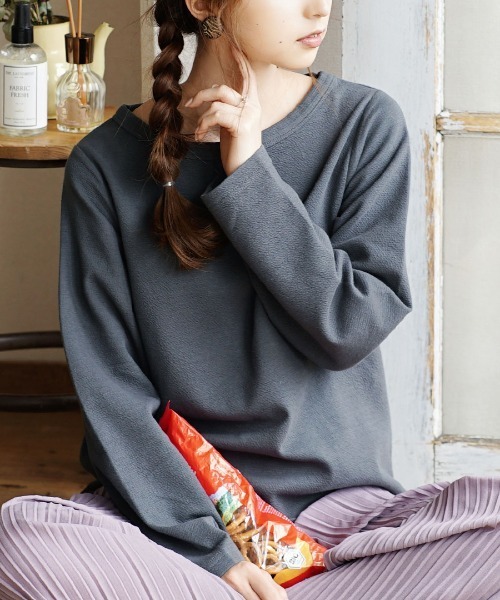 zootie（ズーティー）の「ふっくらカットソー スタンダード（Tシャツ/カットソー・レディース・ライトブルー/グリーン系その他/マスタード/オフホワイト/チャコール/ブラック/スモークピンク/グリーン/ベージュ/ホワイト/ライトグレー/ライム/モカ/ネイビー/オレンジ/ラベンダー/グレイッシュブルー/イエロー系その他/ブラウン系その他/ワインレッド・M/L）」の5枚目の写真