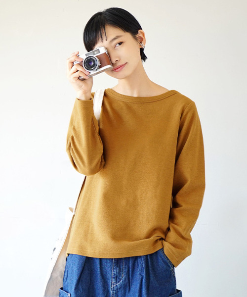 zootie（ズーティー）の「ふっくらカットソー スタンダード（Tシャツ/カットソー・レディース・ライトブルー/グリーン系その他/マスタード/オフホワイト/チャコール/ブラック/スモークピンク/グリーン/ベージュ/ホワイト/ライトグレー/ライム/モカ/ネイビー/オレンジ/ラベンダー/グレイッシュブルー/イエロー系その他/ブラウン系その他/ワインレッド・M/L）」の16枚目の写真