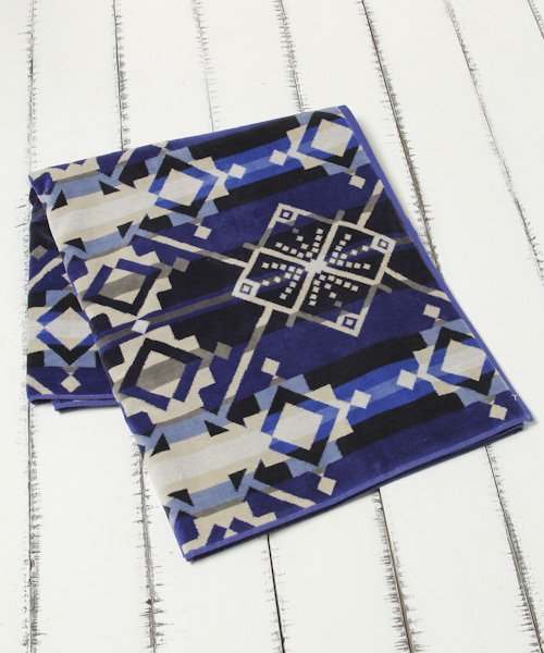 PENDLETON（ペンドルトン）の「[ソファカバーとしても◎]【PENDLETON(ペンドルトン)】ジャガードブランケット（ブランケット・レディース・レッド/ブラウン/アイボリー/ブルー/ライトブルー/ネイビー/ダークブルー/ホワイト/ブラック/チャコール/ベージュ/サックスブルー/ライトブラウン/スカイブルー/キャメル/ダークグレー/ナチュラル/ライトベージュ/インディゴブルー/アクア・0）」の13枚目の写真