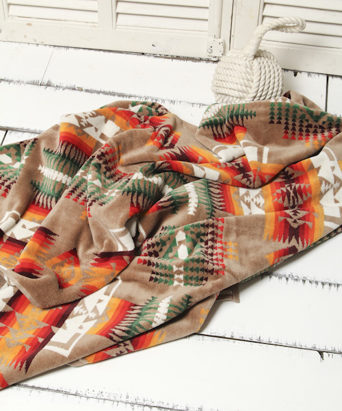 PENDLETON（ペンドルトン）の「[ソファカバーとしても◎]【PENDLETON(ペンドルトン)】ジャガードブランケット（ブランケット・レディース・レッド/ブラウン/アイボリー/ブルー/ライトブルー/ネイビー/ダークブルー/ホワイト/ブラック/チャコール/ベージュ/サックスブルー/ライトブラウン/スカイブルー/キャメル/ダークグレー/ナチュラル/ライトベージュ/インディゴブルー/アクア・0）」の6枚目の写真