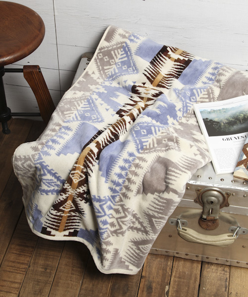 PENDLETON（ペンドルトン）の「[ソファカバーとしても◎]【PENDLETON(ペンドルトン)】ジャガードブランケット（ブランケット・レディース・レッド/ブラウン/アイボリー/ブルー/ライトブルー/ネイビー/ダークブルー/ホワイト/ブラック/チャコール/ベージュ/サックスブルー/ライトブラウン/スカイブルー/キャメル/ダークグレー/ナチュラル/ライトベージュ/インディゴブルー/アクア・0）」の2枚目の写真