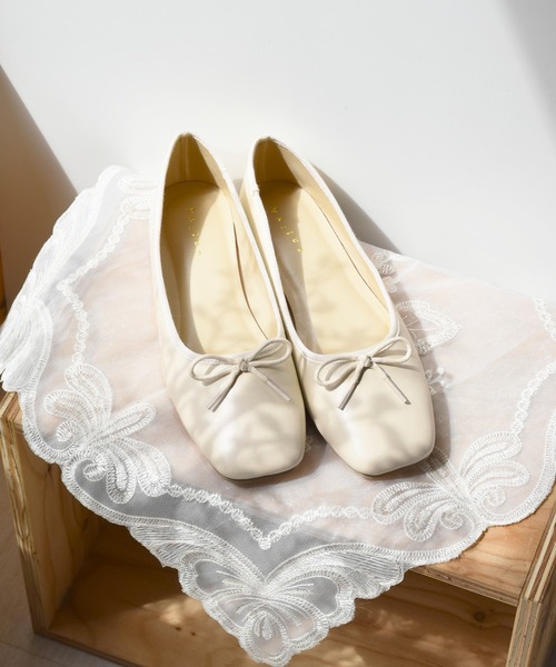 ems excite（エムズエキサイト）の「スクエアバレエシューズ（バレエシューズ・レディース・アニマル/アイボリー/ゴールド/ブラック・MEDIUM/LARGE）」の2枚目の写真