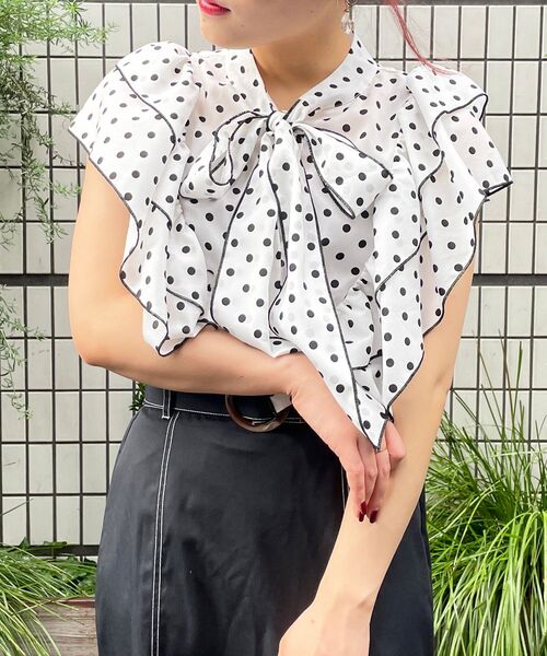 MAJESTIC LEGON(マジェスティックレゴン)の「クラシカルノースリブラウス(シャツ/ブラウス・レディース・グリーン/アイボリー/ブラック系その他/ホワイト系その他2・MEDIUM/SMALL)」の3枚目の写真