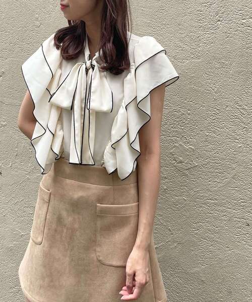 MAJESTIC LEGON(マジェスティックレゴン)の「クラシカルノースリブラウス(シャツ/ブラウス・レディース・グリーン/アイボリー/ブラック系その他/ホワイト系その他2・MEDIUM/SMALL)」の2枚目の写真