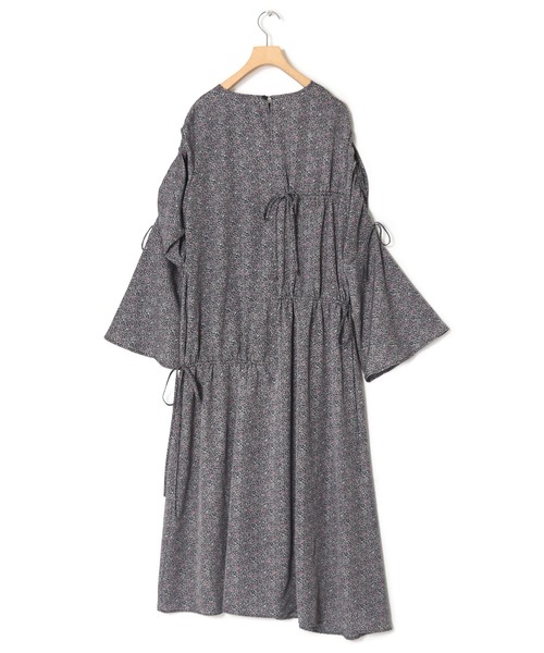 w closet(ダブルクローゼット)の「小花プリントドロストワンピース(ワンピース・レディース・イエロー/グレー系2・FREE)」の6枚目の写真