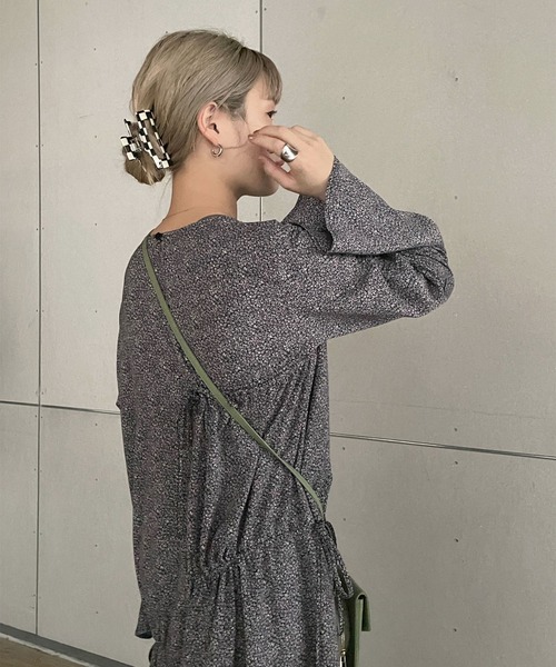 w closet(ダブルクローゼット)の「小花プリントドロストワンピース(ワンピース・レディース・イエロー/グレー系2・FREE)」の13枚目の写真