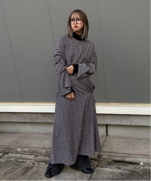 w closet(ダブルクローゼット)の「小花プリントドロストワンピース(ワンピース・レディース・イエロー/グレー系2・FREE)」の3枚目の写真