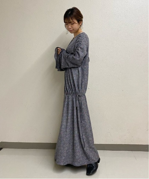 w closet(ダブルクローゼット)の「小花プリントドロストワンピース(ワンピース・レディース・イエロー/グレー系2・FREE)」の4枚目の写真