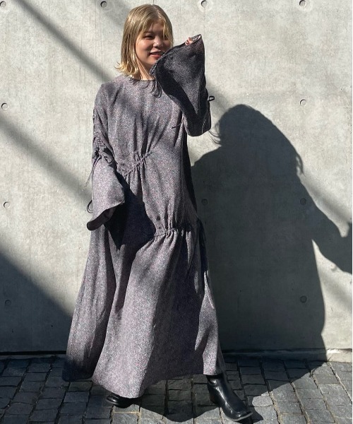 w closet(ダブルクローゼット)の「小花プリントドロストワンピース(ワンピース・レディース・イエロー/グレー系2・FREE)」の5枚目の写真