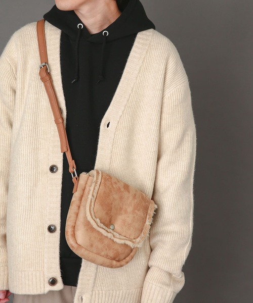 SENSE OF PLACE by URBAN RESEARCH(センスオブプレイスバイアーバンリサーチ)の「ヴィンテージムートンミニショルダーバッグ(ショルダーバッグ・メンズ・キャメル/ブラック・ONE)」の4枚目の写真