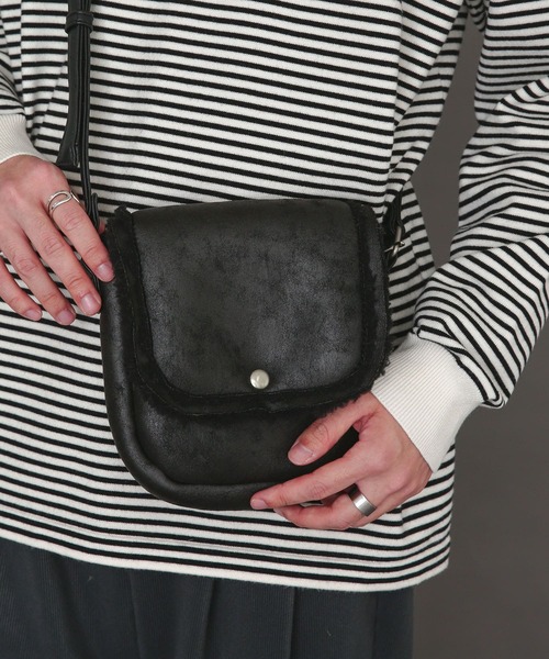 SENSE OF PLACE by URBAN RESEARCH(センスオブプレイスバイアーバンリサーチ)の「ヴィンテージムートンミニショルダーバッグ(ショルダーバッグ・メンズ・キャメル/ブラック・ONE)」の5枚目の写真