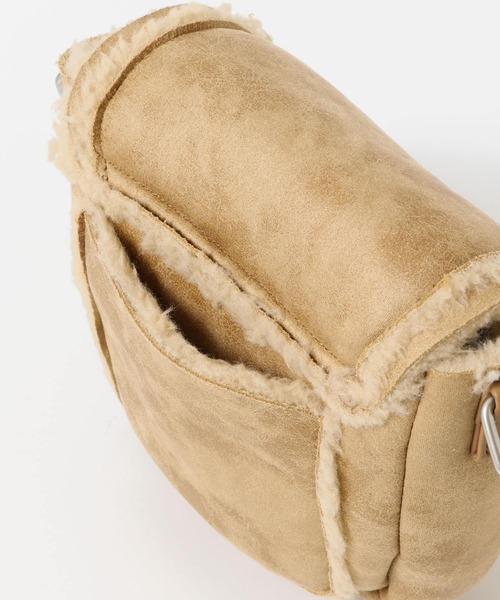 SENSE OF PLACE by URBAN RESEARCH(センスオブプレイスバイアーバンリサーチ)の「ヴィンテージムートンミニショルダーバッグ(ショルダーバッグ・メンズ・キャメル/ブラック・ONE)」の10枚目の写真