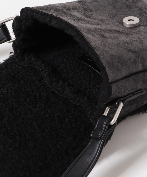 SENSE OF PLACE by URBAN RESEARCH(センスオブプレイスバイアーバンリサーチ)の「ヴィンテージムートンミニショルダーバッグ(ショルダーバッグ・メンズ・キャメル/ブラック・ONE)」の12枚目の写真