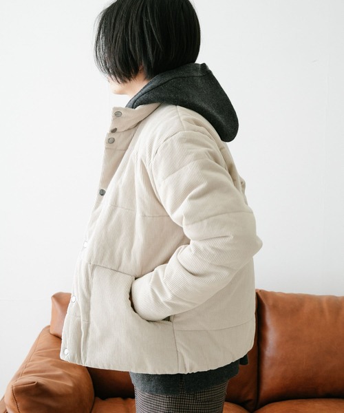 ITEMS URBANRESEARCH（アイテムズ アーバンリサーチ）の「コーデュロイ中綿スタンドカラージャケット（ダウンジャケット/コート・メンズ・オフホワイト/グレー/ブラック/キャメル・MEDIUM/LARGE）」の6枚目の写真