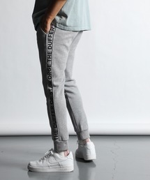 The DUFFER of ST.GEORGE | SIDE LOGO SWEAT PANTS：サイドロゴプリント スキニースウェットパンツ(スウェットパンツ)