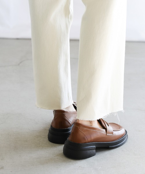 select MOCA(セレクトモカ)の「スクエアトゥフェイクレザーローファー(ローファー・レディース・ブラック/ブラウン/オフホワイト・SMALL/MEDIUM/LARGE)」の6枚目の写真