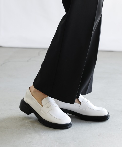 select MOCA(セレクトモカ)の「スクエアトゥフェイクレザーローファー(ローファー・レディース・ブラック/ブラウン/オフホワイト・SMALL/MEDIUM/LARGE)」の9枚目の写真