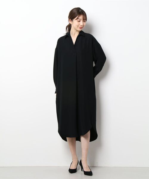 OUVRAGE CLASSE（ウヴラージュクラス）の「スキッパーバックボタンワンピース（ワンピース・レディース・ブラック/グレイッシュベージュ・FREE）」の6枚目の写真