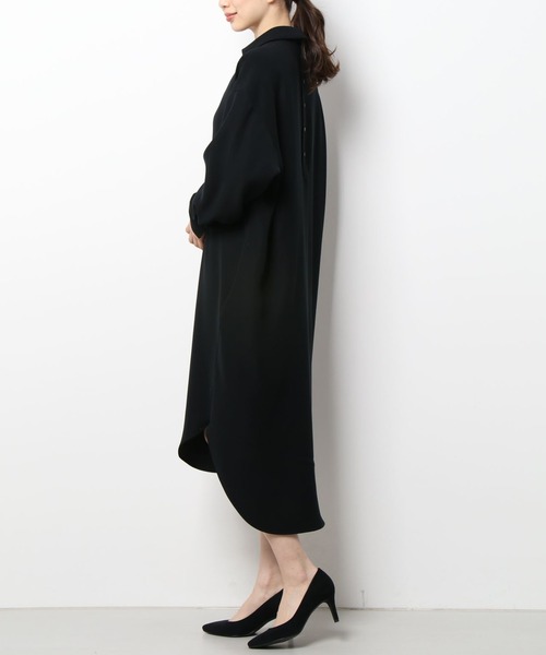 OUVRAGE CLASSE（ウヴラージュクラス）の「スキッパーバックボタンワンピース（ワンピース・レディース・ブラック/グレイッシュベージュ・FREE）」の5枚目の写真