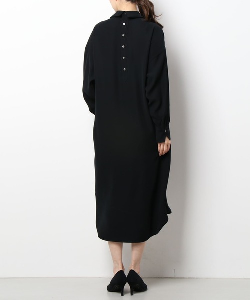 OUVRAGE CLASSE（ウヴラージュクラス）の「スキッパーバックボタンワンピース（ワンピース・レディース・ブラック/グレイッシュベージュ・FREE）」の7枚目の写真