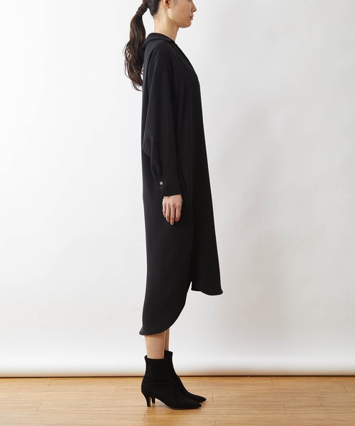 OUVRAGE CLASSE（ウヴラージュクラス）の「スキッパーバックボタンワンピース（ワンピース・レディース・ブラック/グレイッシュベージュ・FREE）」の18枚目の写真