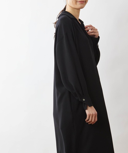 OUVRAGE CLASSE（ウヴラージュクラス）の「スキッパーバックボタンワンピース（ワンピース・レディース・ブラック/グレイッシュベージュ・FREE）」の11枚目の写真