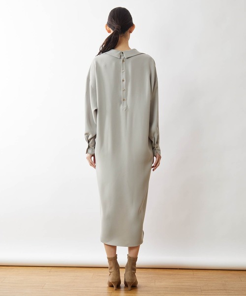 OUVRAGE CLASSE（ウヴラージュクラス）の「スキッパーバックボタンワンピース（ワンピース・レディース・ブラック/グレイッシュベージュ・FREE）」の21枚目の写真