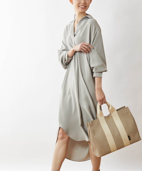 OUVRAGE CLASSE（ウヴラージュクラス）の「スキッパーバックボタンワンピース（ワンピース・レディース・ブラック/グレイッシュベージュ・FREE）」の14枚目の写真