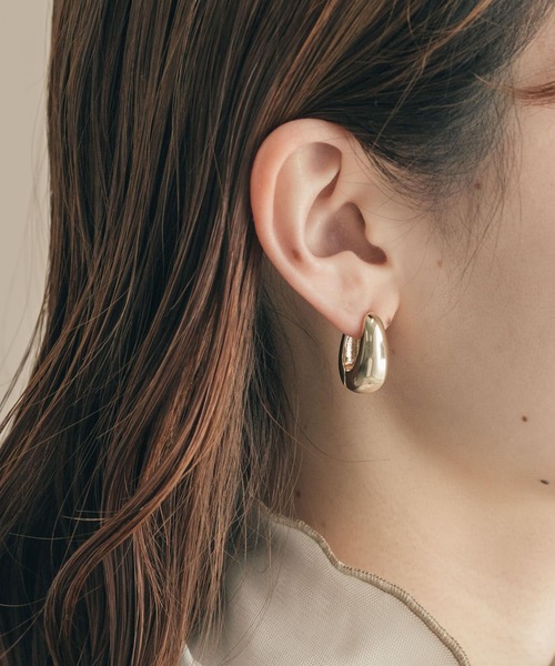 SMELLY（スメリー）の「オーバルワンタッチピアス（ピアス（両耳用）・レディース・シルバー/ゴールド・-）」の2枚目の写真