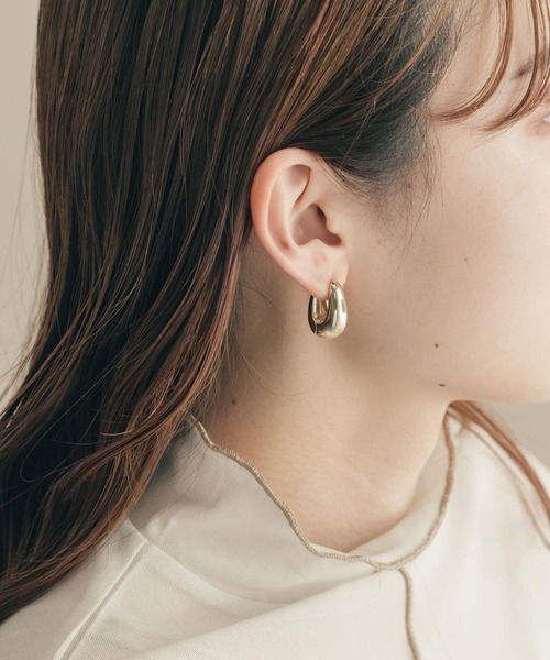 SMELLY（スメリー）の「オーバルワンタッチピアス（ピアス（両耳用）・レディース・シルバー/ゴールド・-）」の3枚目の写真