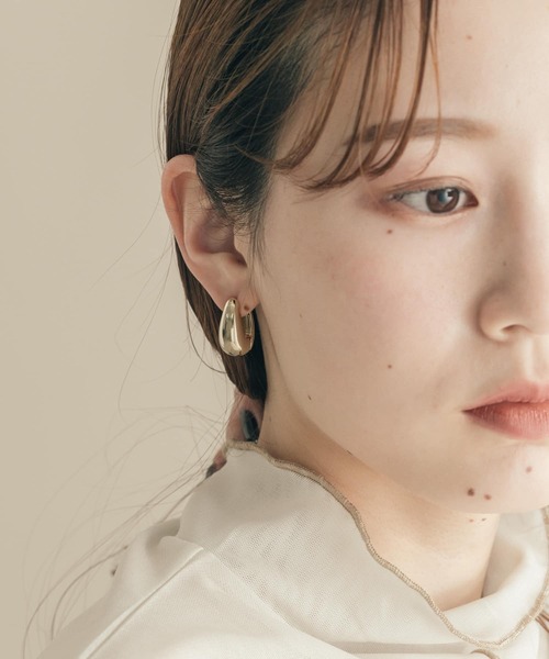 SMELLY（スメリー）の「オーバルワンタッチピアス（ピアス（両耳用）・レディース・シルバー/ゴールド・-）」の5枚目の写真