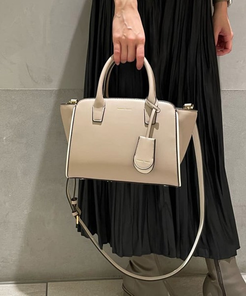 Samantha Thavasa（サマンサタバサ）の「バイカラーハンドルバッグ（ハンドバッグ・レディース・ブラック/グレイッシュベージュ/ピンクベージュ/オフホワイト・FREE）」の3枚目の写真