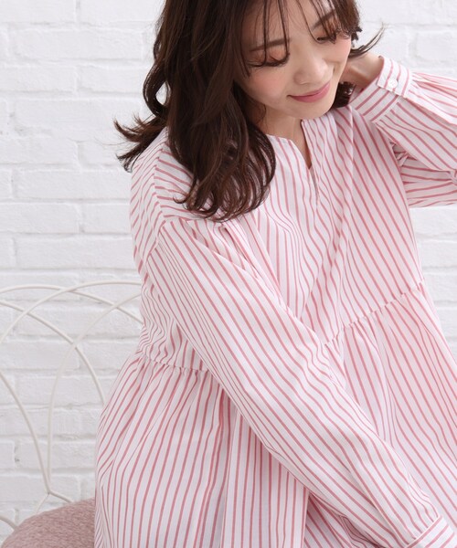 SHOO・LA・RUE(シューラルー)の「◆【2点セット】ウエストギャザーブラウス+タンクトップ(その他トップス・レディース・レッド系4/ネイビー系2/イエロー系2・02/03/04)」の11枚目の写真