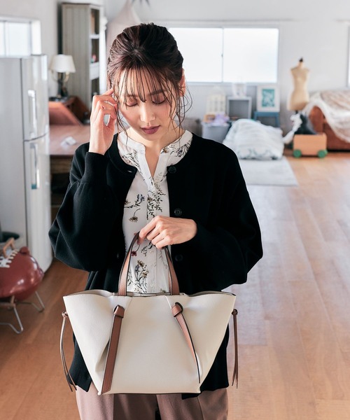 GLOBAL WORK(グローバルワーク)の「スペ軽3WAY変形ショルダー/268755(クラッチバッグ・レディース・オフホワイト/ブラック/ライトブルー/ベージュ・FREE)」の17枚目の写真