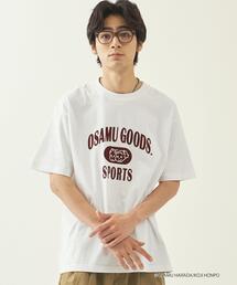 OSAMU GOODS（オサムグッズ）の「【WEB限定】 ＜info. BEAUTY&YOUTH × OSAMU GOODS（R）＞ カレッジTシャツ2（Tシャツ/カットソー・メンズ）」