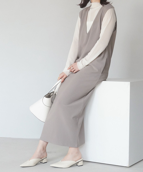 IAMUSE（アイアミューズ）の「Vネックロングワンピース S0608【IAMUSE】（ワンピース・レディース・ブラック/グレイッシュベージュ・FREE）」の2枚目の写真