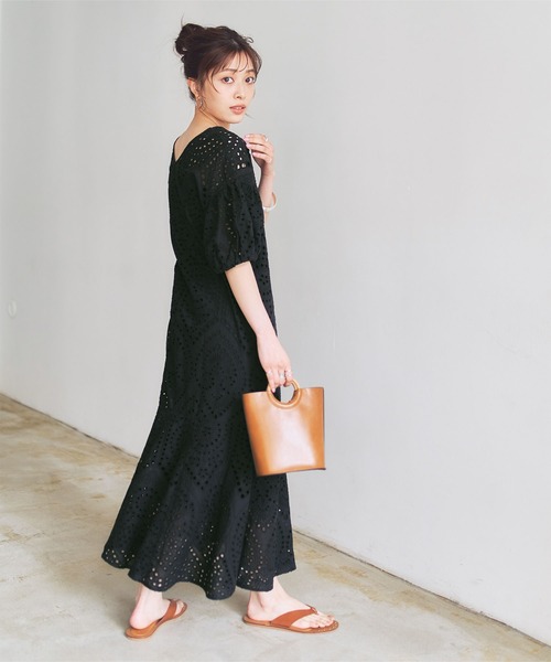 titivate（ティティベイト）の「前後2wayｺｯﾄﾝﾚｰｽﾏｰﾒｲﾄﾞﾜﾝﾋﾟｰｽ（ワンピース・レディース・ブラック/オフホワイト/グレイッシュベージュ・S/M/L）」の6枚目の写真