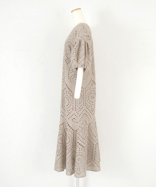 titivate（ティティベイト）の「前後2wayｺｯﾄﾝﾚｰｽﾏｰﾒｲﾄﾞﾜﾝﾋﾟｰｽ（ワンピース・レディース・ブラック/オフホワイト/グレイッシュベージュ・S/M/L）」の15枚目の写真