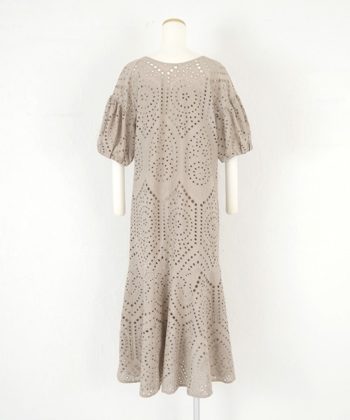 titivate（ティティベイト）の「前後2wayｺｯﾄﾝﾚｰｽﾏｰﾒｲﾄﾞﾜﾝﾋﾟｰｽ（ワンピース・レディース・ブラック/オフホワイト/グレイッシュベージュ・S/M/L）」の16枚目の写真