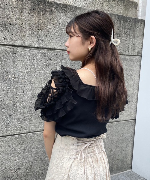 one after another NICE CLAUP(ワンアフターアナザーナイスクラップ)の「肩フリルテレコトップス(Tシャツ/カットソー・レディース・ブラック/オフホワイト/アイボリー・FREE)」の17枚目の写真
