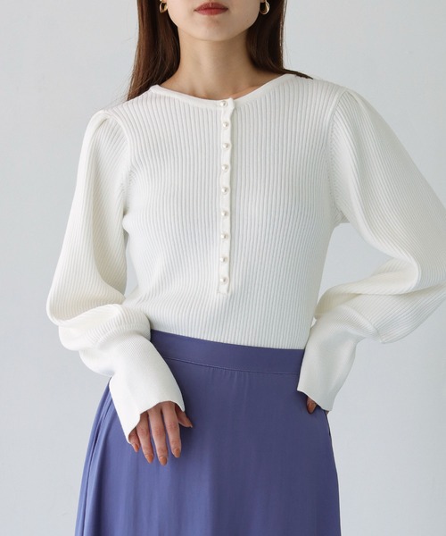 HER CLOSET(ハークローゼット)の「【Twenty Three】2wayパール釦リブニット(ニット/セーター・レディース・ブラック/オフホワイト/ブルー/ライトグリーン/ラベンダー・FREE)」の3枚目の写真