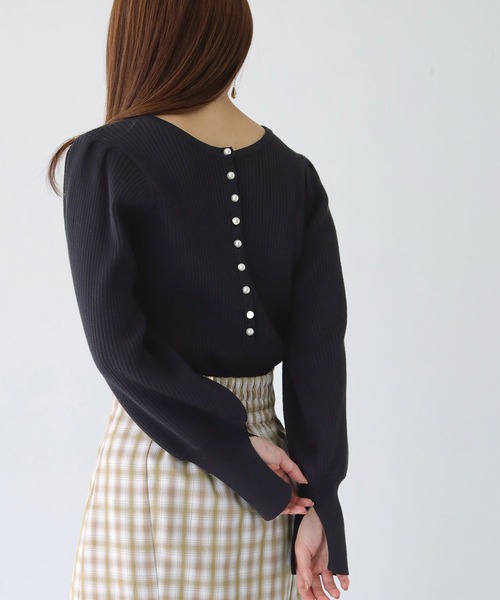HER CLOSET(ハークローゼット)の「【Twenty Three】2wayパール釦リブニット(ニット/セーター・レディース・ブラック/オフホワイト/ブルー/ライトグリーン/ラベンダー・FREE)」の4枚目の写真