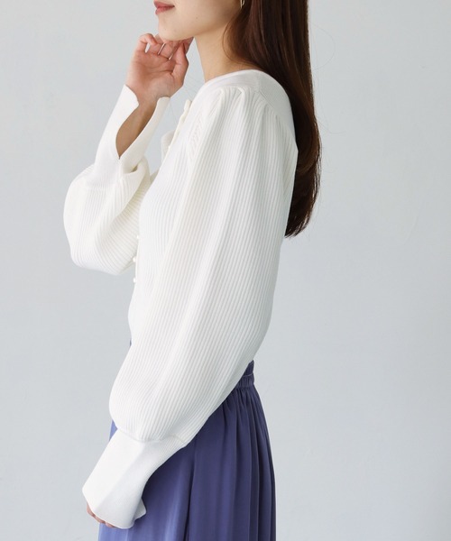 HER CLOSET(ハークローゼット)の「【Twenty Three】2wayパール釦リブニット(ニット/セーター・レディース・ブラック/オフホワイト/ブルー/ライトグリーン/ラベンダー・FREE)」の7枚目の写真