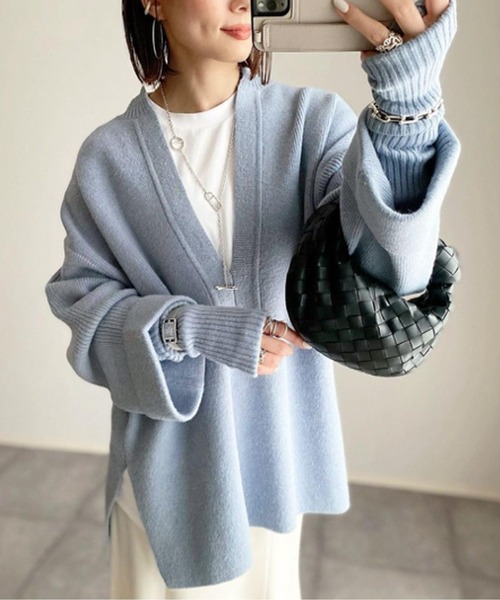 Emma Taylor(エマテイラー)の「アームウォーマー付きキーネックオーバーニットプルオーバー(ニット/セーター・レディース・グレイッシュベージュ/ライトブルー/ブラック・FREE)」の3枚目の写真